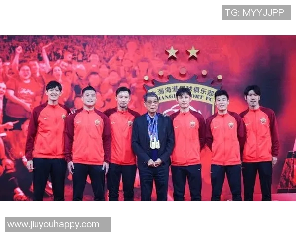 吕文君分享夺冠喜悦与恩师徐根宝合影重温崇明足球情怀